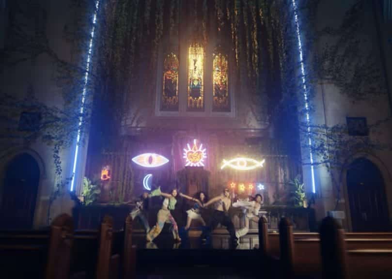 Symbol of an eye in 'Easy' MV (Credit: HYBE LABELS)
